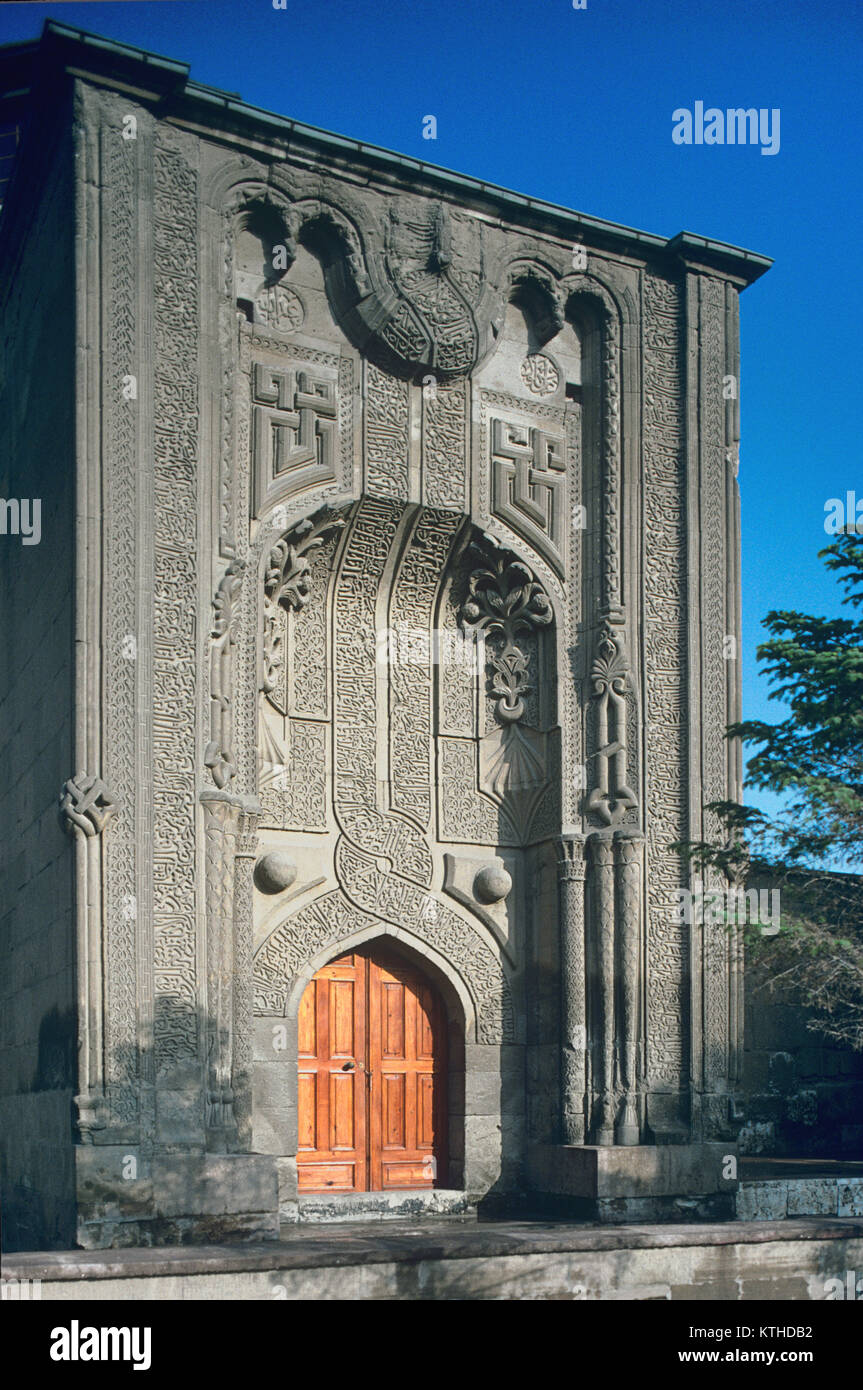 Ingresso monumentale facciata e dell'Ince minareto Medrese o madrasa, una ex scuola islamica, ora un museo della pietra e del legno Arte, costruito in turco in stile Seljuk nel mid-c13TH, Konya, Turchia Foto Stock