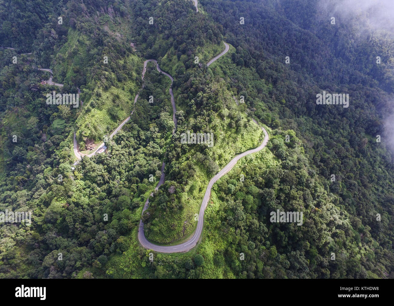 Accesso stradale di Toraja dalla vicina città Palopo. La strada si trova sulla cima di una montagna e contengono molti svolta pericolosa e la scogliera. Foto Stock
