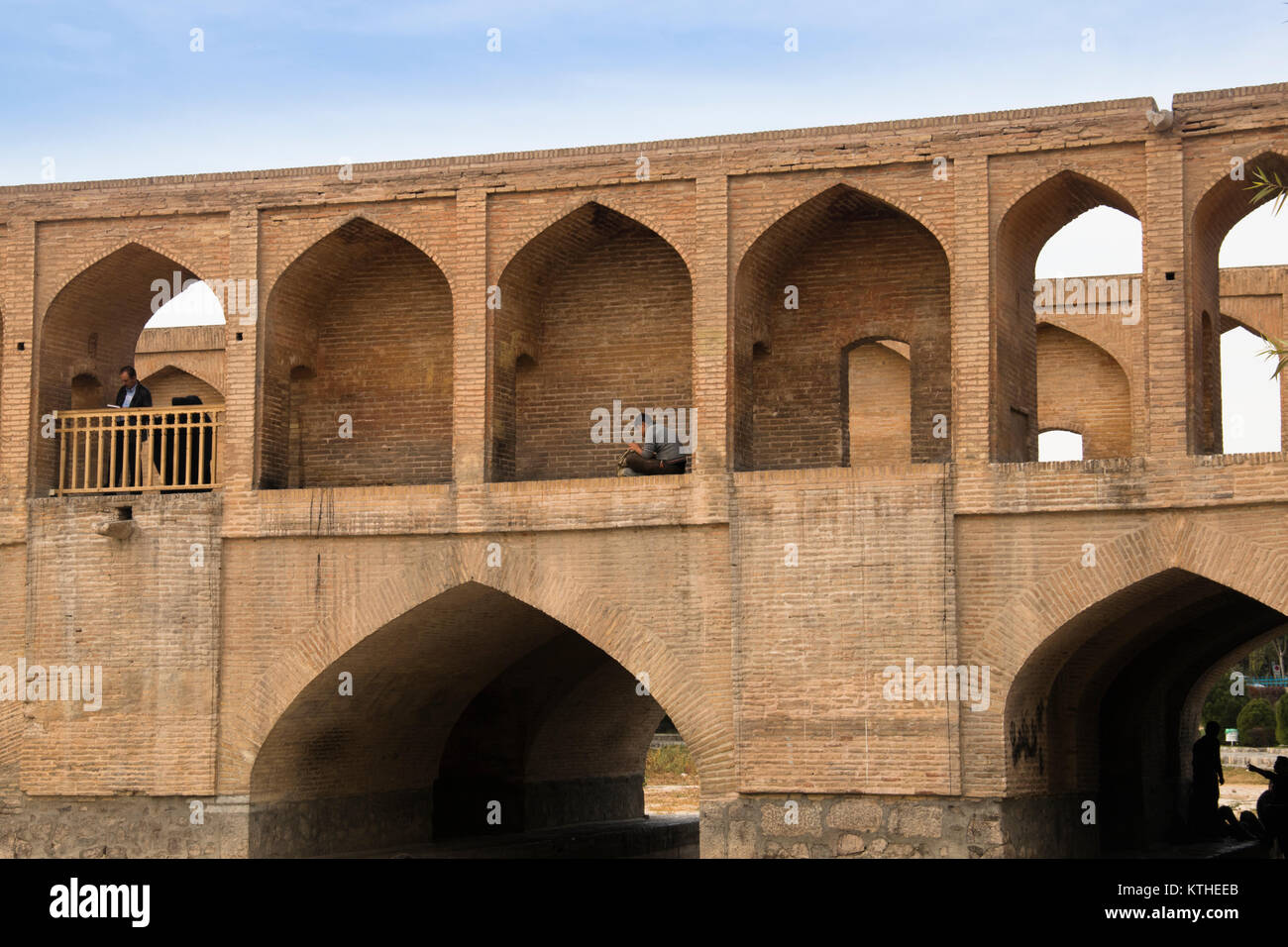 ISFAHAN, IRAN - Novembre 2017: Lo storico si-o-se Pol bridge o ponte Allahverdi-Khan nel centro di Isfahan in Iran Foto Stock