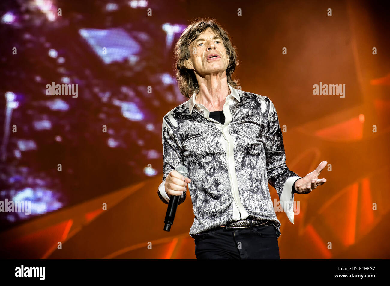 I Rolling Stones, il leggendario inglese rock band, esegue un concerto dal vivo presso Telenor Arena di Oslo. Qui il cantante e cantautore Mick Jagger è visto dal vivo sul palco. Norvegia, 26.05.2014. Foto Stock