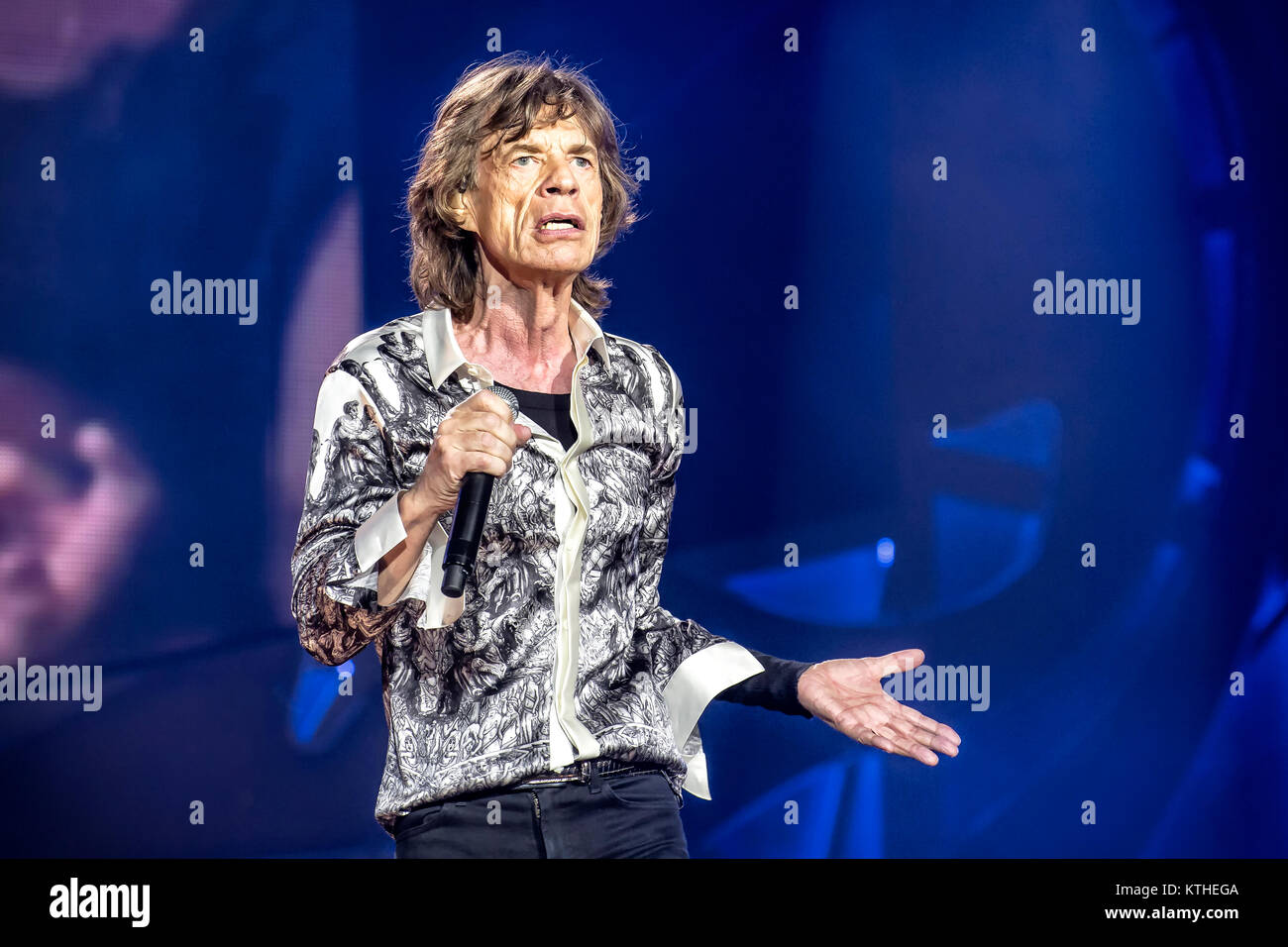 I Rolling Stones, il leggendario inglese rock band, esegue un concerto dal vivo presso Telenor Arena di Oslo. Qui il cantante e cantautore Mick Jagger è visto dal vivo sul palco. Norvegia, 26.05.2014. Foto Stock