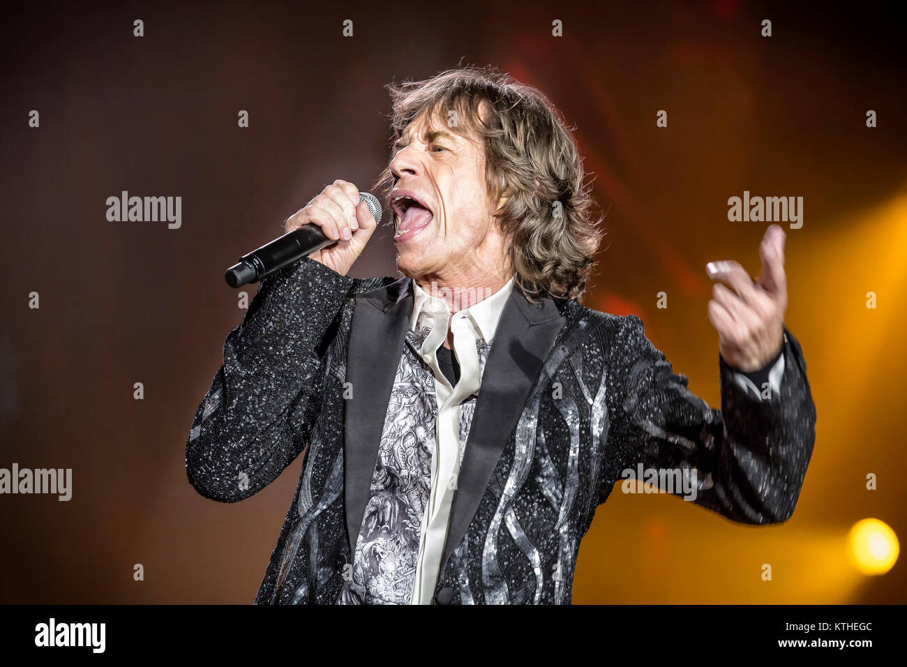 I Rolling Stones, il leggendario inglese rock band, esegue un concerto dal vivo presso Telenor Arena di Oslo. Qui il cantante e cantautore Mick Jagger è visto dal vivo sul palco. Norvegia, 26.05.2014. Foto Stock