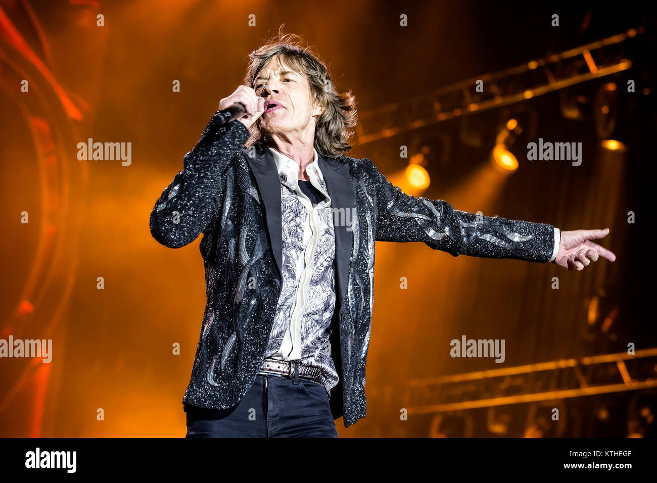 I Rolling Stones, il leggendario inglese rock band, esegue un concerto dal vivo presso Telenor Arena di Oslo. Qui il cantante e cantautore Mick Jagger è visto dal vivo sul palco. Norvegia, 26.05.2014. Foto Stock