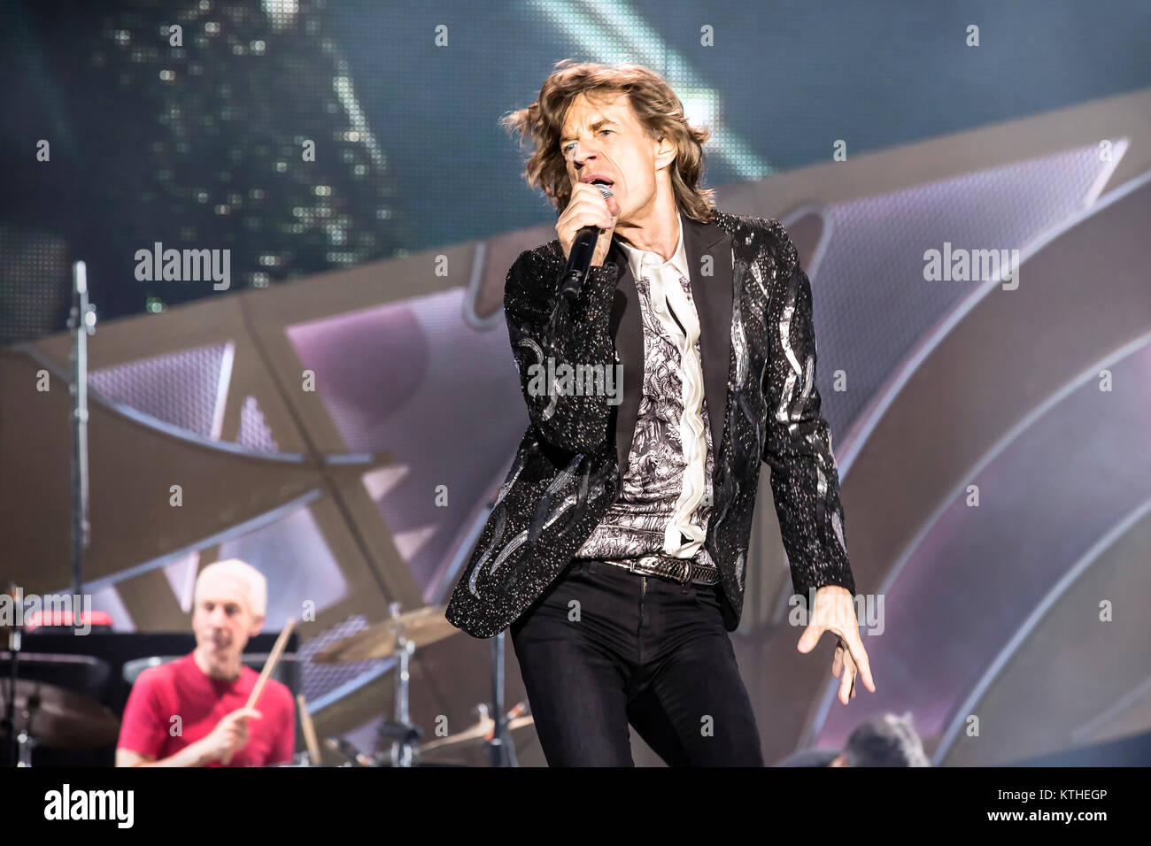 I Rolling Stones, il leggendario inglese rock band, esegue un concerto dal vivo presso Telenor Arena di Oslo. Qui il cantante e cantautore Mick Jagger è visto dal vivo sul palco. Norvegia, 26.05.2014. Foto Stock