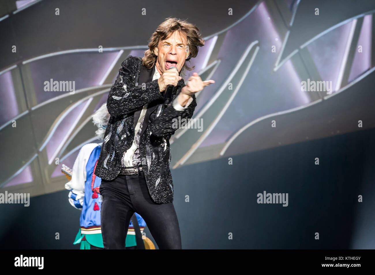 I Rolling Stones, il leggendario inglese rock band, esegue un concerto dal vivo presso Telenor Arena di Oslo. Qui il cantante e cantautore Mick Jagger è visto dal vivo sul palco. Norvegia, 26.05.2014. Foto Stock