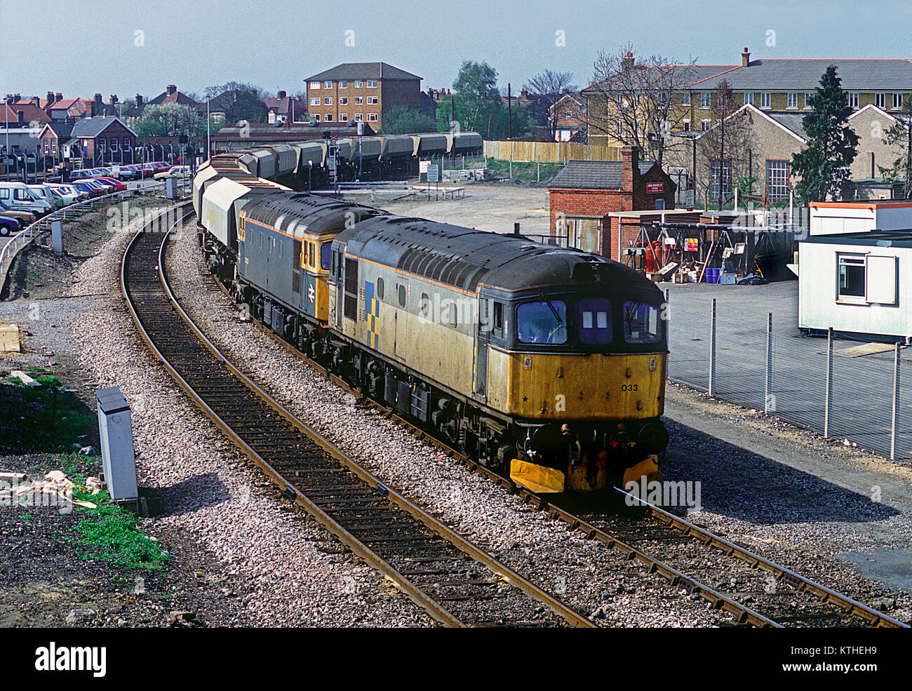 Una coppia di classe 33 locomotive diesel numeri 33033 e 33023 lavorando un treno di carri MARCON venuta fuori la Greenford branch at West Ealing. Il 10 aprile 1991. Foto Stock