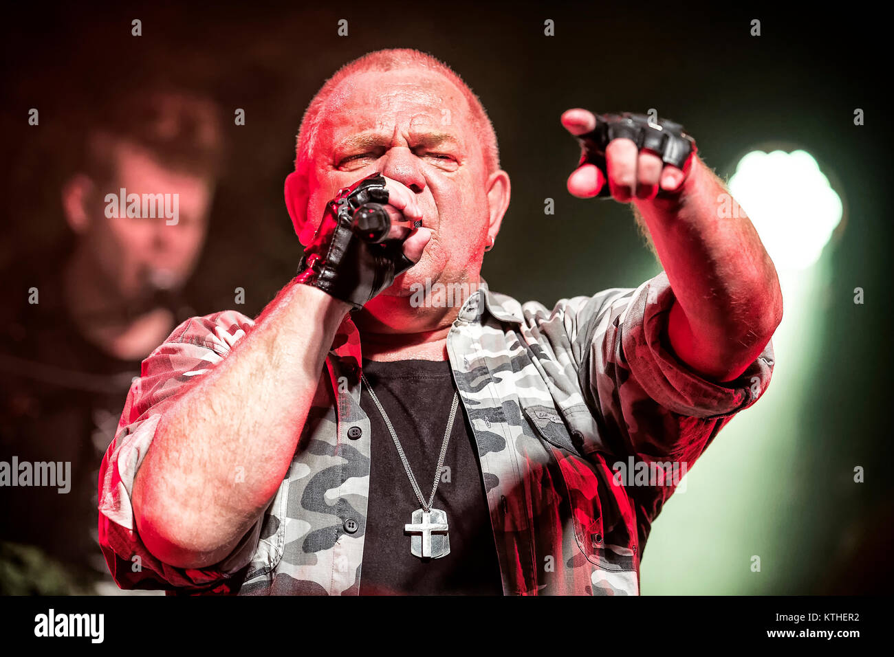 Il tedesco heavy metal band U.D.O. esegue un concerto dal vivo presso Vulkan Arena di Oslo. Qui band fondatore e cantante Udo Dirkschneider è visto dal vivo sul palco. Norvegia, 30/04 2015. Foto Stock