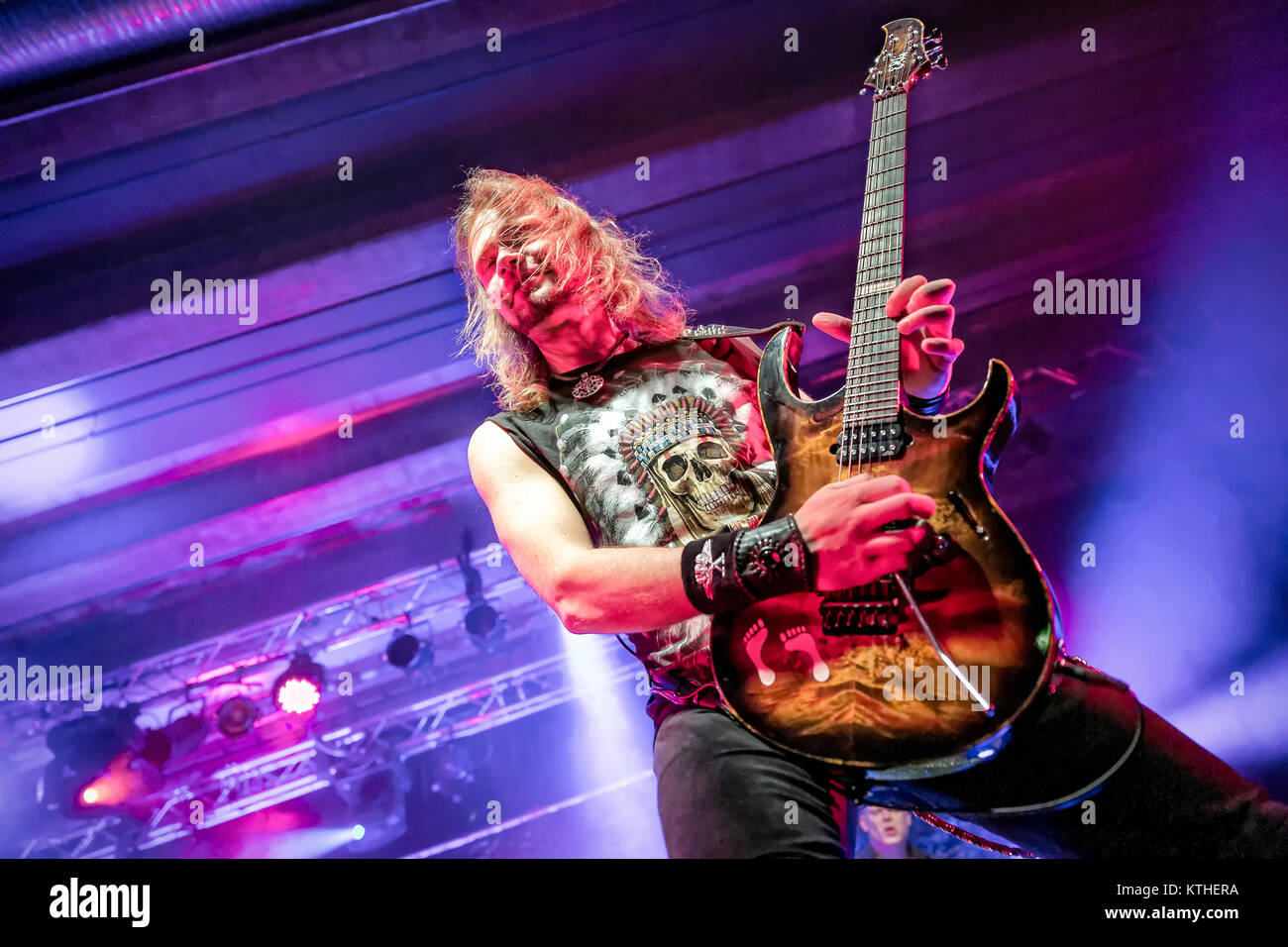 Il tedesco heavy metal band U.D.O. esegue un concerto dal vivo presso Vulkan Arena di Oslo. Qui il musicista Andrey Smirnov sulla chitarra è visto dal vivo sul palco. Norvegia, 30/04 2015. Foto Stock
