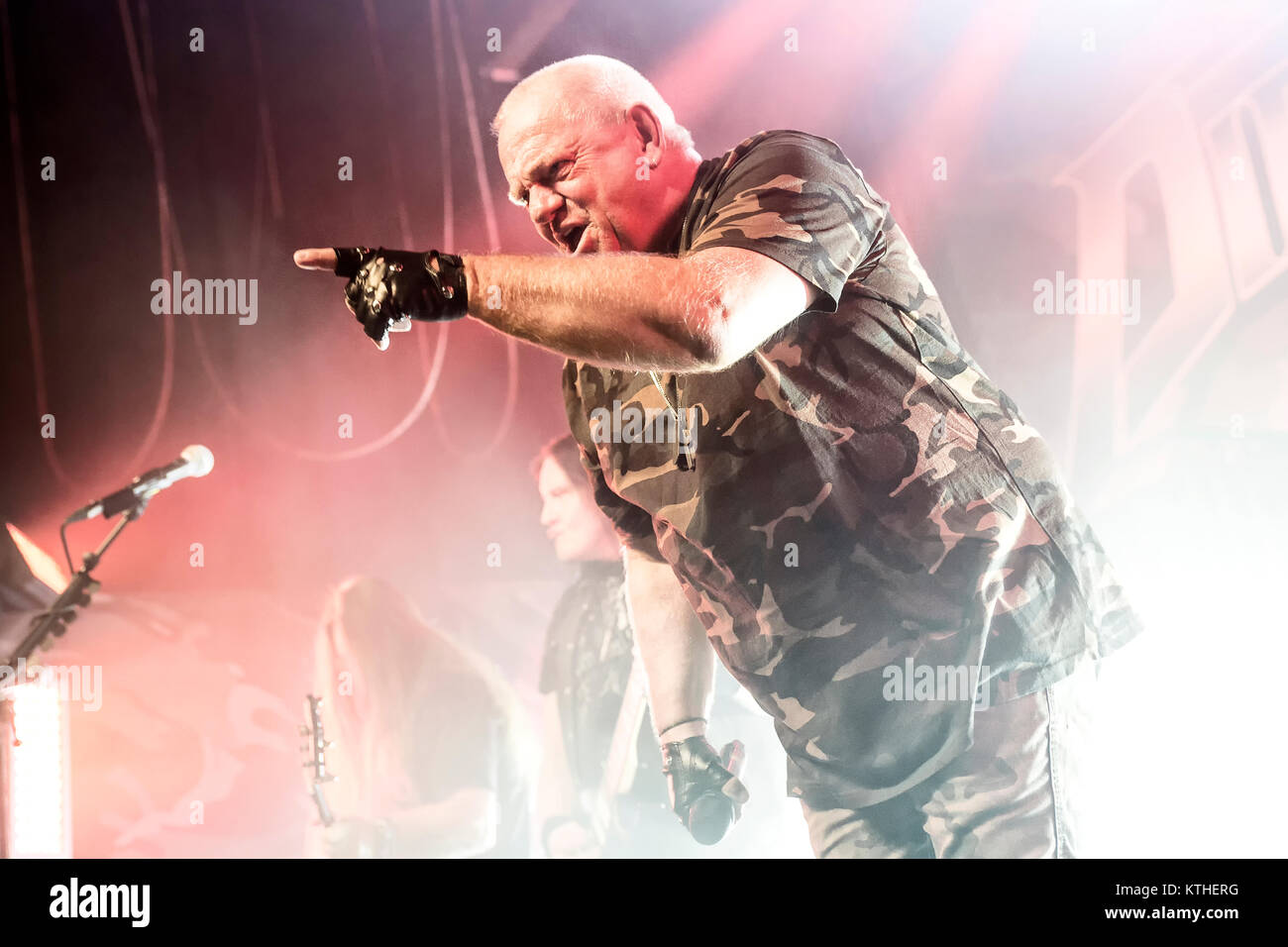 Il tedesco heavy metal band U.D.O. esegue un concerto dal vivo a livello di Unione europea in scena a Oslo. Qui band fondatore e cantante Udo Dirkschneider è visto dal vivo sul palco. Norvegia, 18/02 2016. Foto Stock