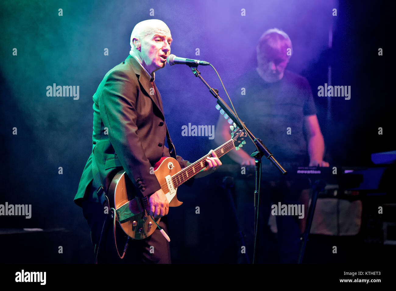 La British new wave band Ultravox esegue un concerto dal vivo al Rockefeller di Oslo. Qui cantante, compositore e musicista Midge Ure (anteriore) è visto dal vivo sul palco con Billy Currie su tasti (retro). Danimarca, 21/10 2012. Foto Stock