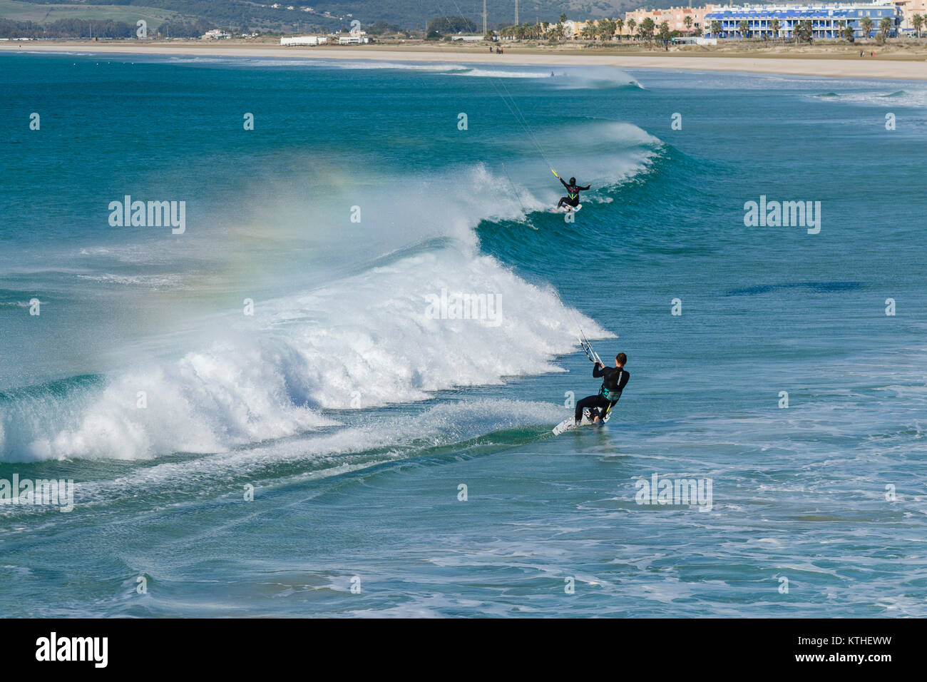 Kitesurfer, wave riding, kitesurf cavalcare le onde a Tarifa, Andalusia, Spagna. Foto Stock