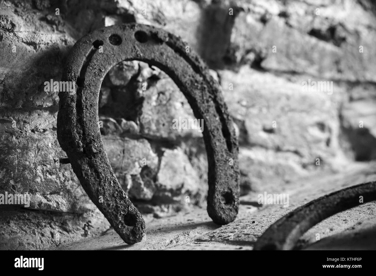 Vecchio arrugginito sorge a ferro di cavallo vicino a un muro di mattoni, vicino la foto con il fuoco selettivo Foto Stock