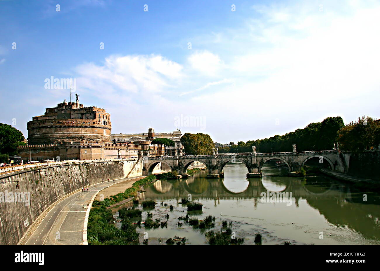 Vista panoramica di Castel Sant'Angelo (Mausoleo di Adriano) e il Ponte Sant'Angelo (Aelian Bridge o Pons Aelius), a Roma su un molto nuvoloso giorno. Foto Stock