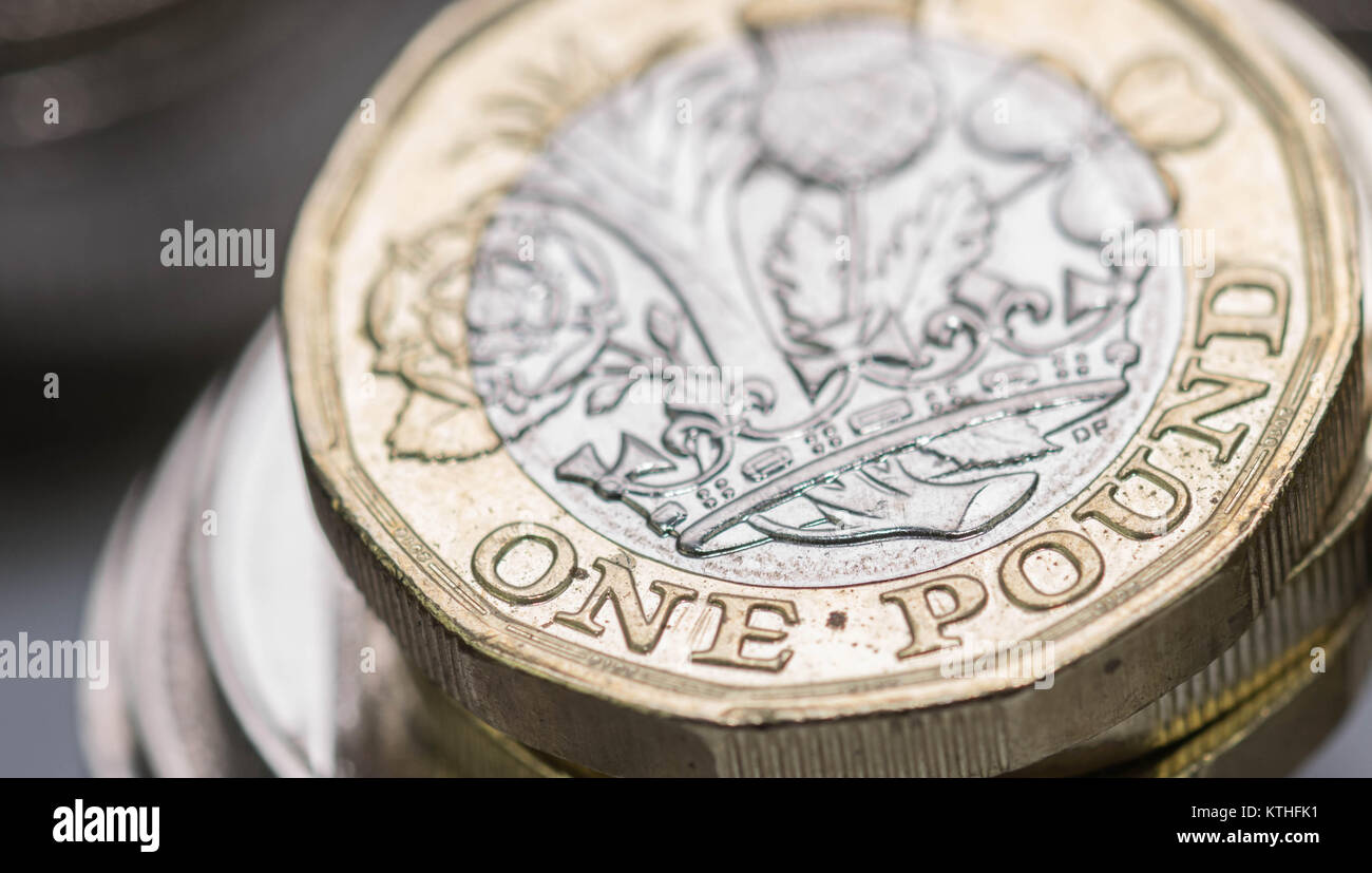 In prossimità della messa a fuoco le foto del nuovo Regno Unito Pound coin, tra le altre monete Britanniche Foto Stock