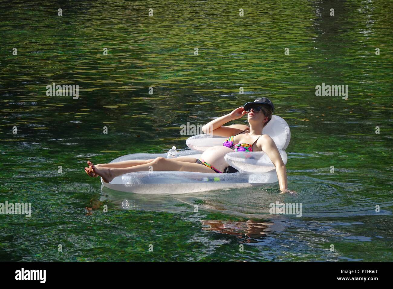 Donna incinta relax su un galleggiante Foto Stock