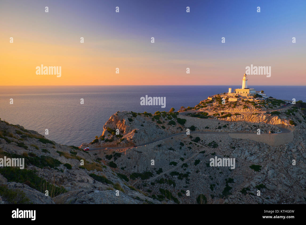 Tramonto al faro di Formentor cape. Isole Baleari, Maiorca, Spagna Foto Stock