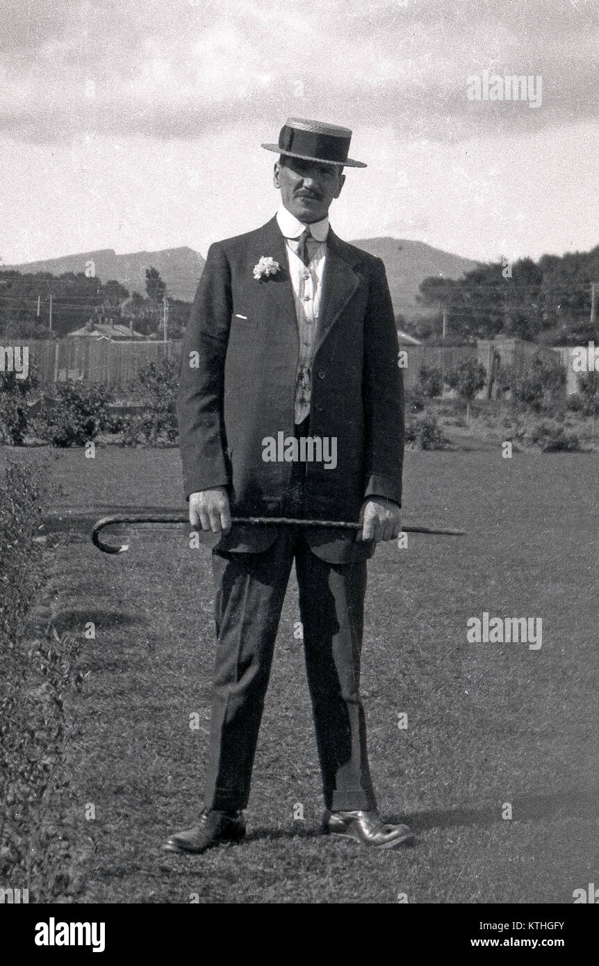 Uomo in posa migliore - eventualmente - Nozze Vestiti, Nuova Zelanda, probabilmente inizio novecento Foto Stock
