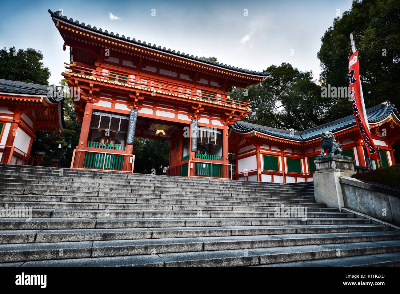 Licenza e stampe alle MaximImages.com:00 - Yasaka santuario, Yasaka-jinja luminoso arancione cancello d'ingresso principale vista dal basso angolo in mattina alba Gion, Kyoto, Ja Foto Stock