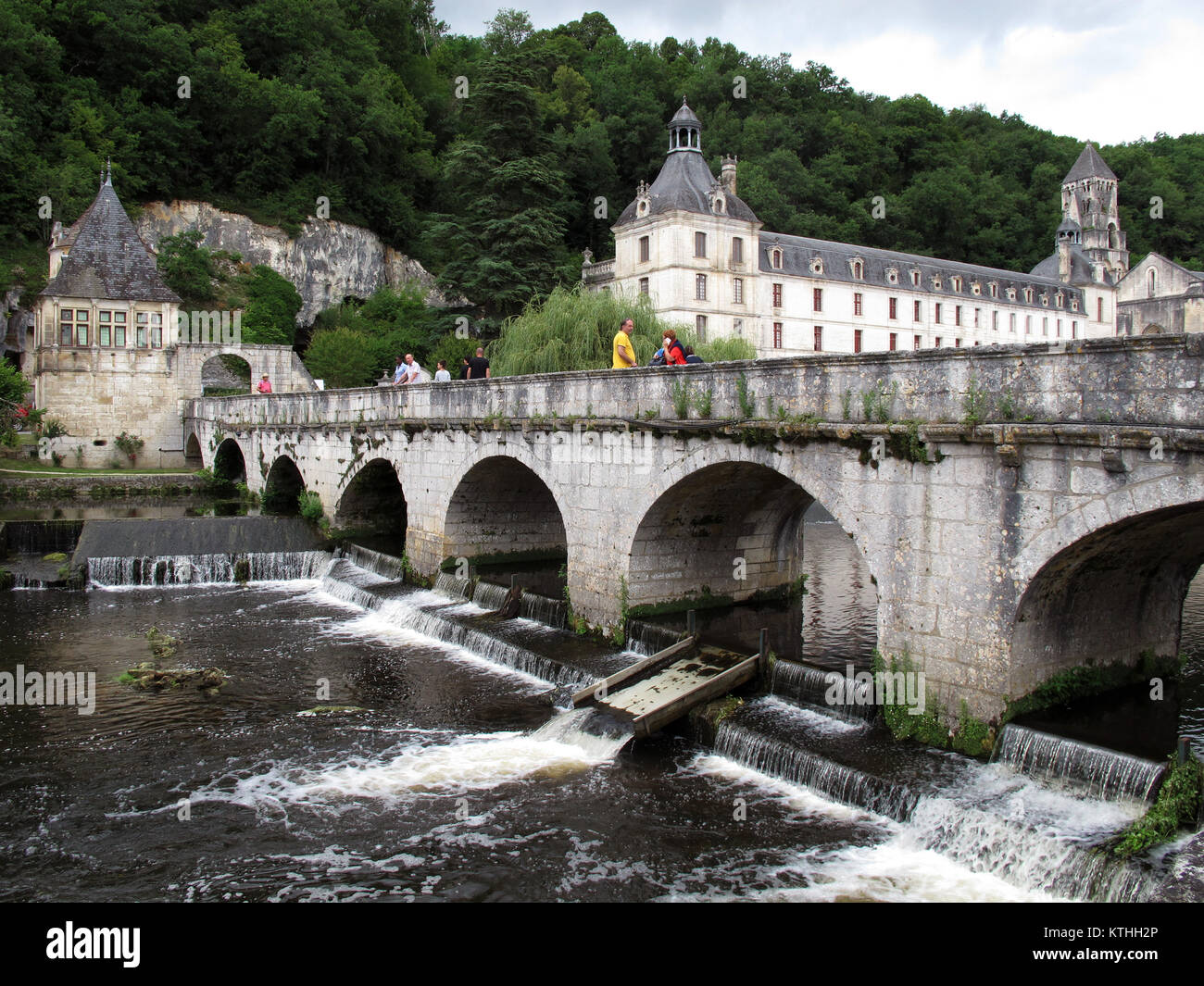 Brantome en Périgord, Abbaye de Saint Pierre de Brantome e il municipio, la Dronne fiume Dordogne, Nouvelle-Aquitaine, Francia, Europa Foto Stock