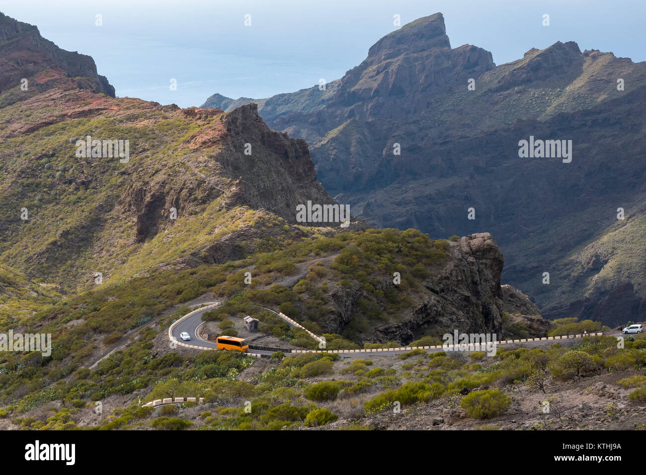 Autobus corre lungo una strada di montagna, il teide tenerife isole canarie Foto Stock