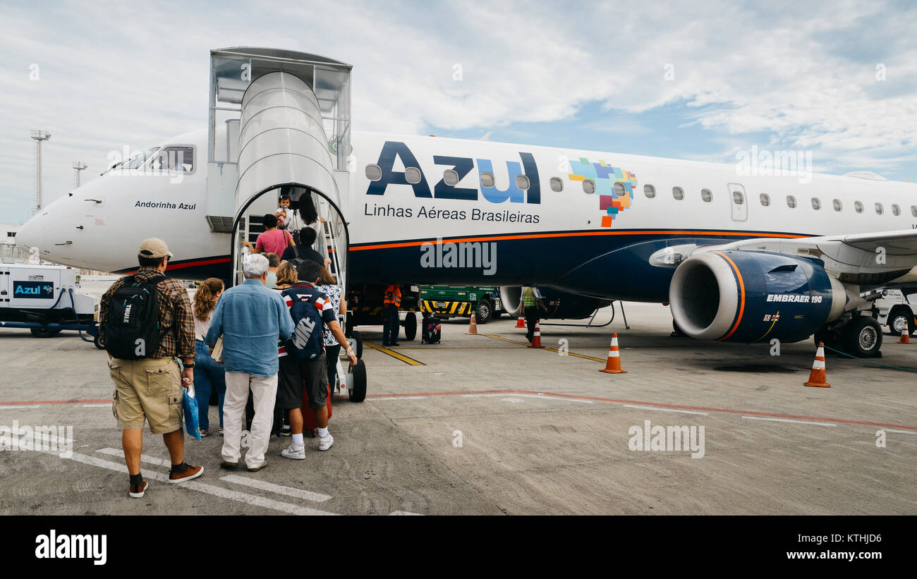 I passeggeri di salire a bordo di un aereo Azul su asfalto a Rio de Janeiro, Brasile del aeroporto Santos Dumont. Servizi di Azul i voli su breve distanza in tutta BR Foto Stock