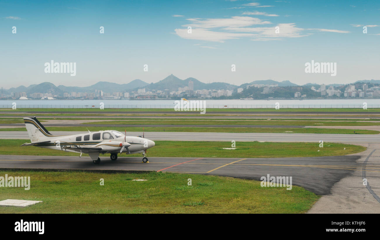 Beechcraft Baron B55 di rullaggio sulla pista di Rio de Janeiro, Brasile Foto Stock