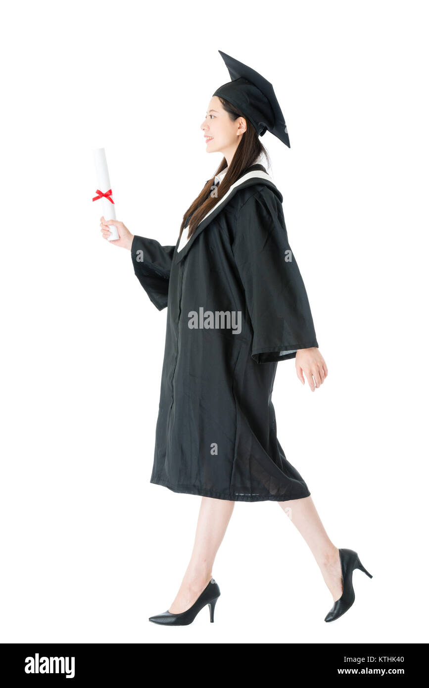 Elegante bellezza ragazza studente getting laureato dall'università a camminare su sfondo bianco che mostra immettere al concetto Workplace. Foto Stock