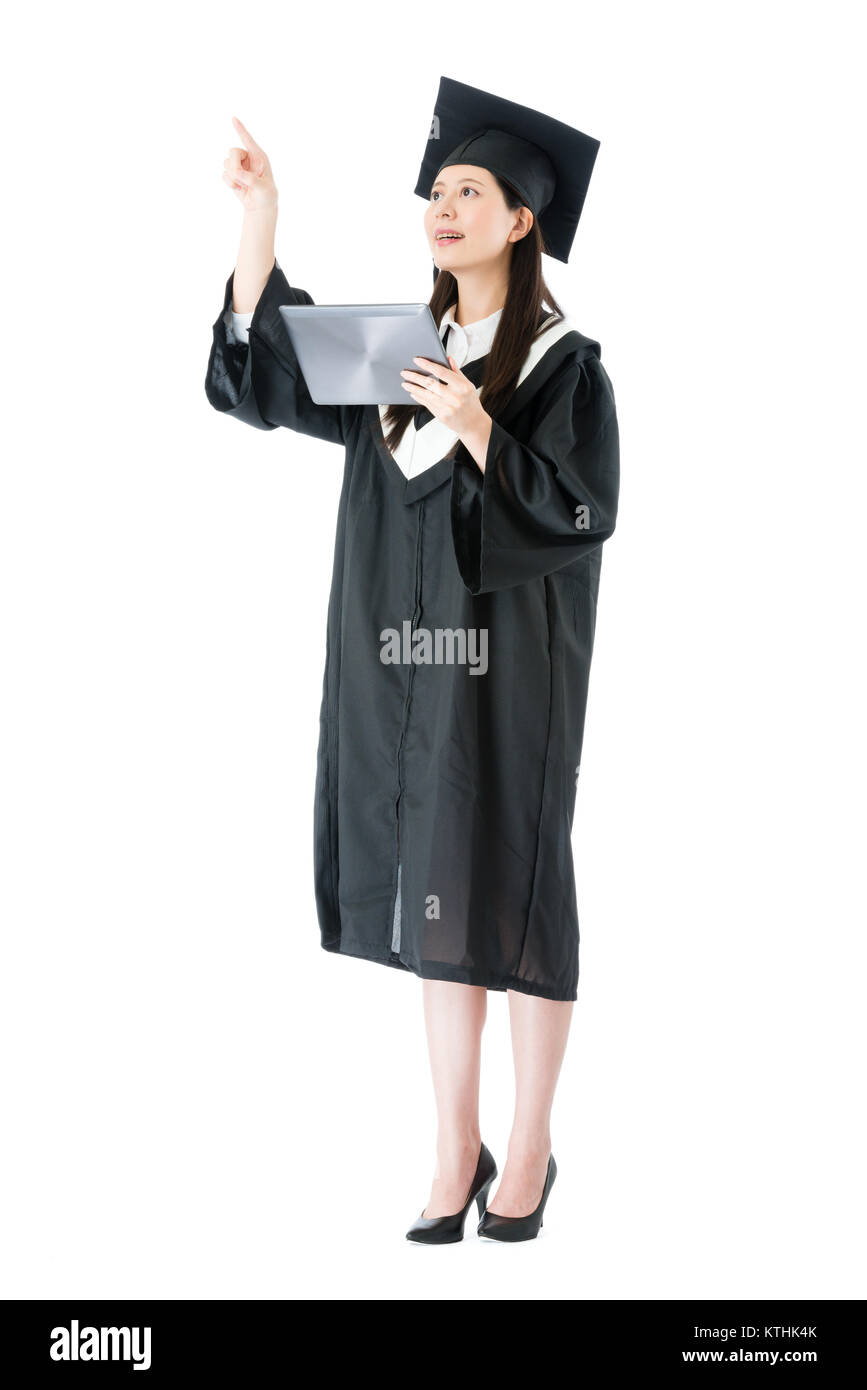 Sorridente ragazza piuttosto studente di college ottenendo il diploma di laurea azienda digitale mobile tablet ricerca informazioni lavoro e utilizzando la mano toccare simulat Foto Stock