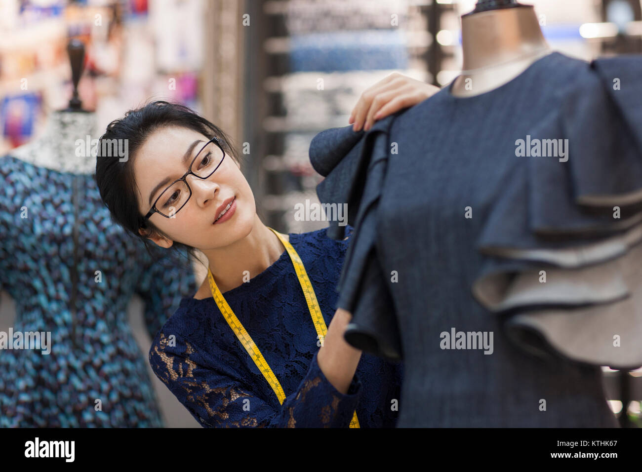 Fiducioso fashion designer che lavora Foto Stock