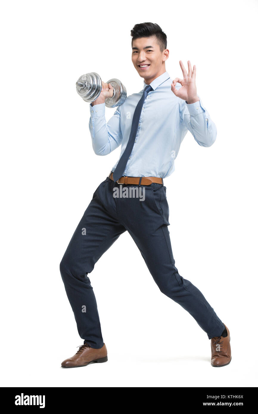 Giovane imprenditore sollevamento pesi Foto Stock