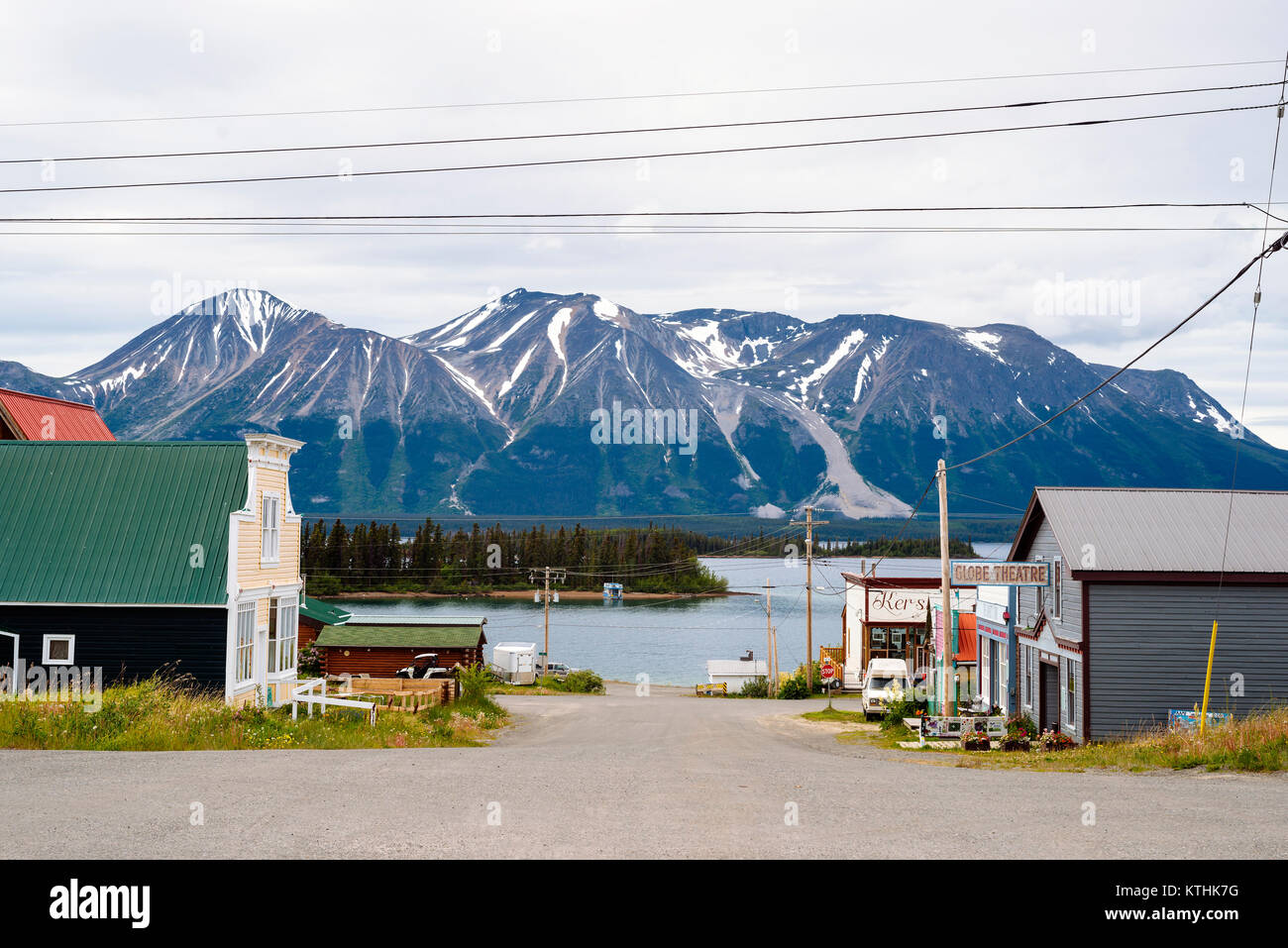 Gli edifici di vecchia costruzione nella piccola e remota città di Atlin nel nord della British Columbia, Canada Foto Stock
