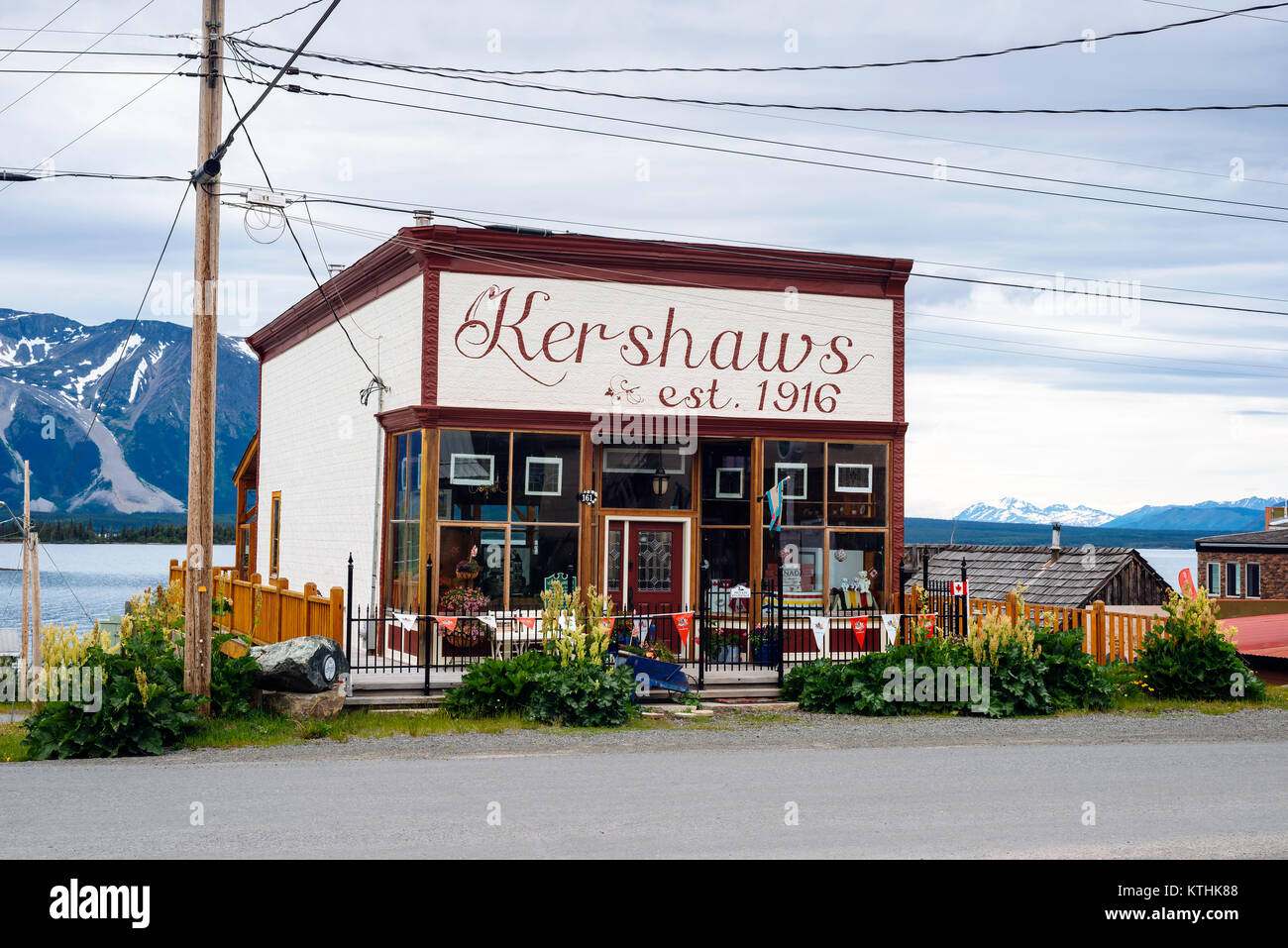 Gli edifici di vecchia costruzione nella piccola e remota città di Atlin nel nord della British Columbia, Canada Foto Stock