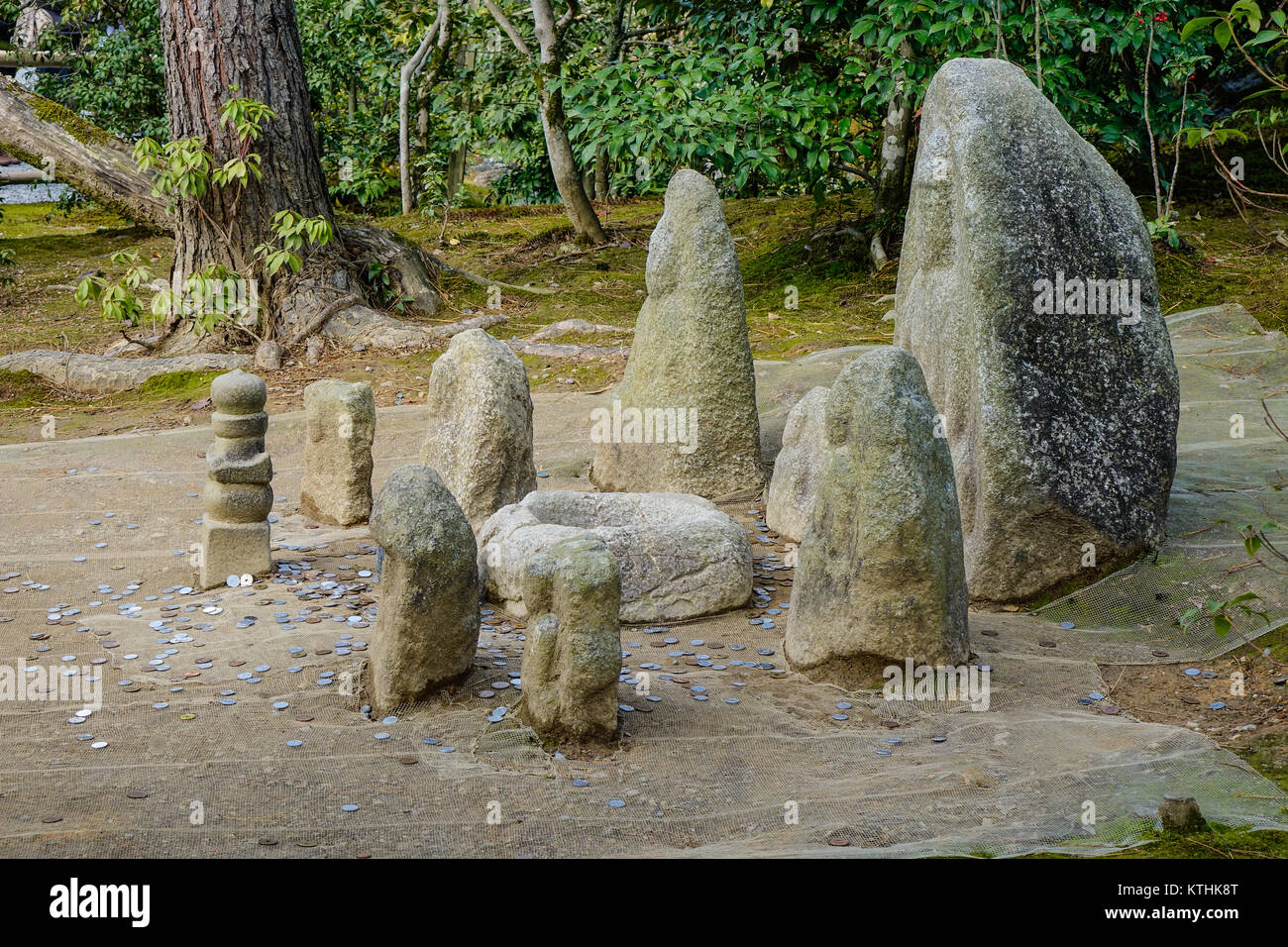 Offerte a Idoli di pietra a Kinkakuji tempio di Kyoto, Giappone. Foto Stock