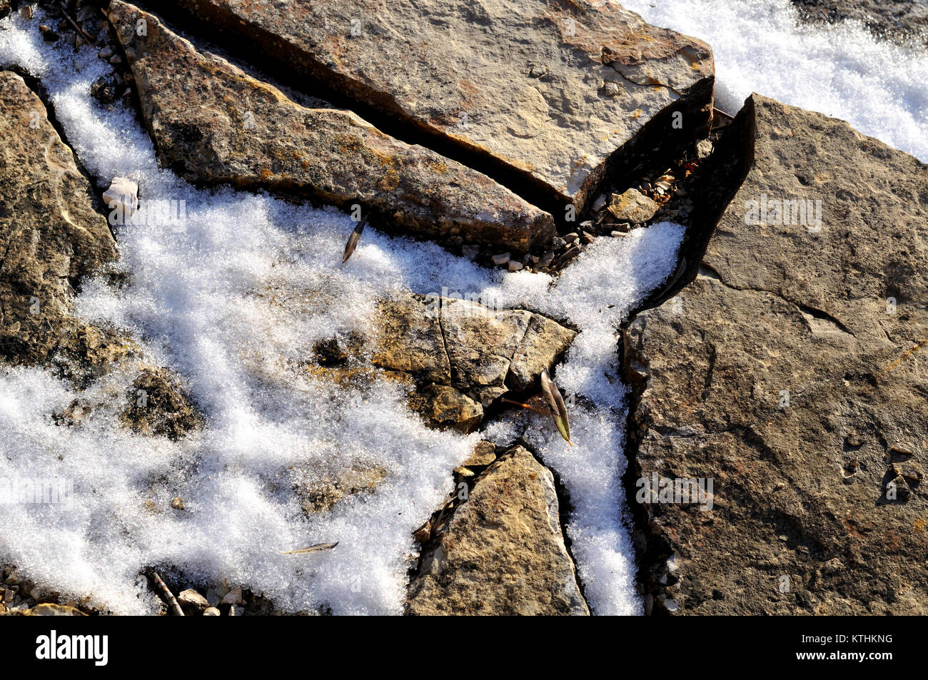 Neve sulle rocce calcaree Foto Stock