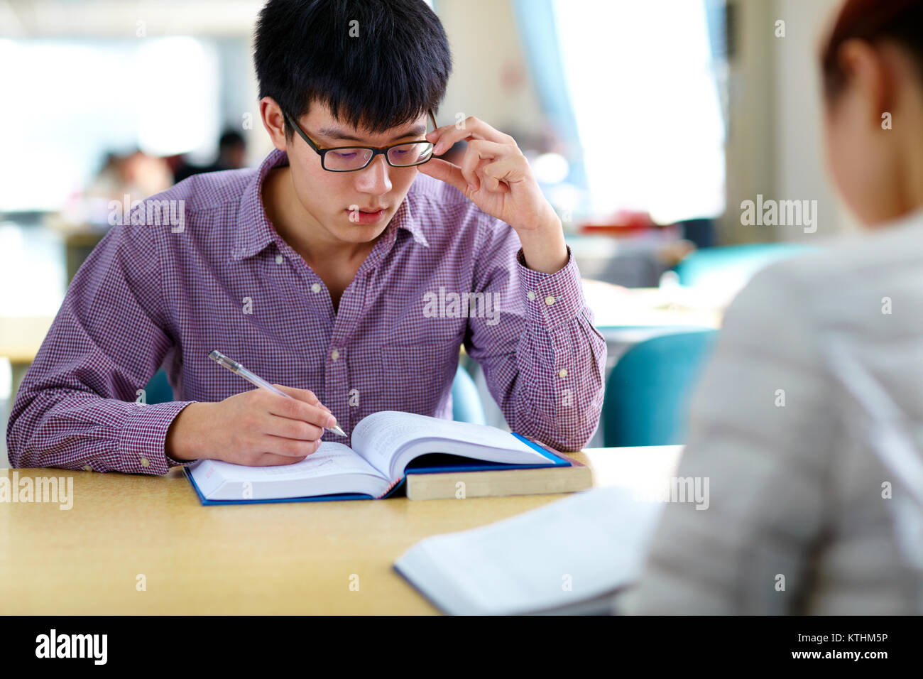 Due asian studenti universitari di studiare insieme nella libreria Foto Stock