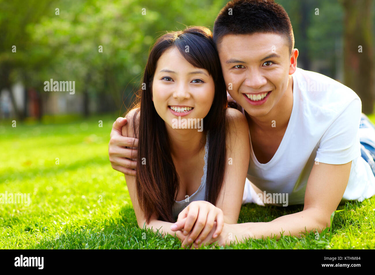 Felice giovane coppia asiatica all'aperto nel parco Foto Stock