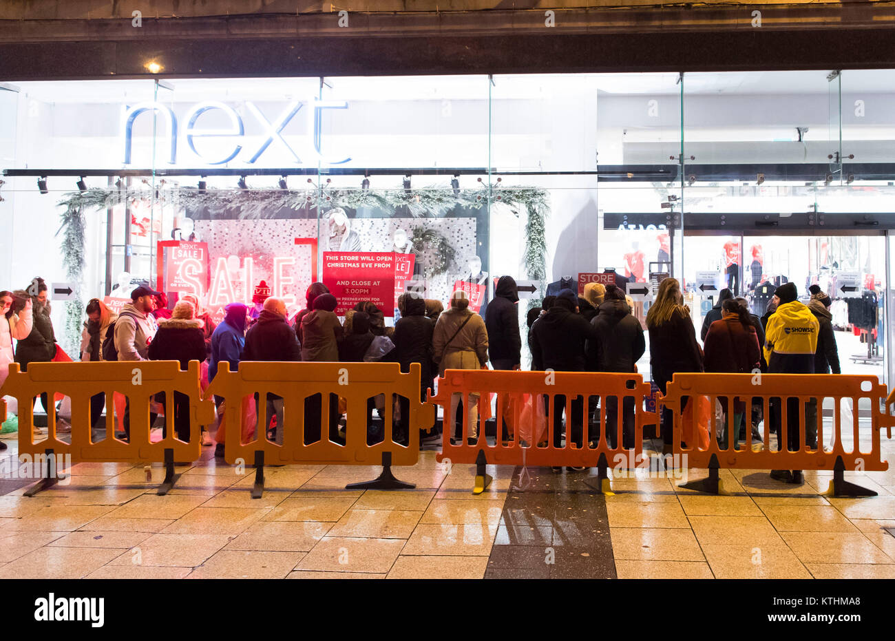 Gli amanti dello shopping al prossimo Boxing Day vendita al prossimo negozio su Queen Street a Cardiff, nel Galles. Gli amanti dello shopping in coda da 1am per la vendita con lo store apre le sue porte ai clienti alle 6 di questa mattina. Foto Stock