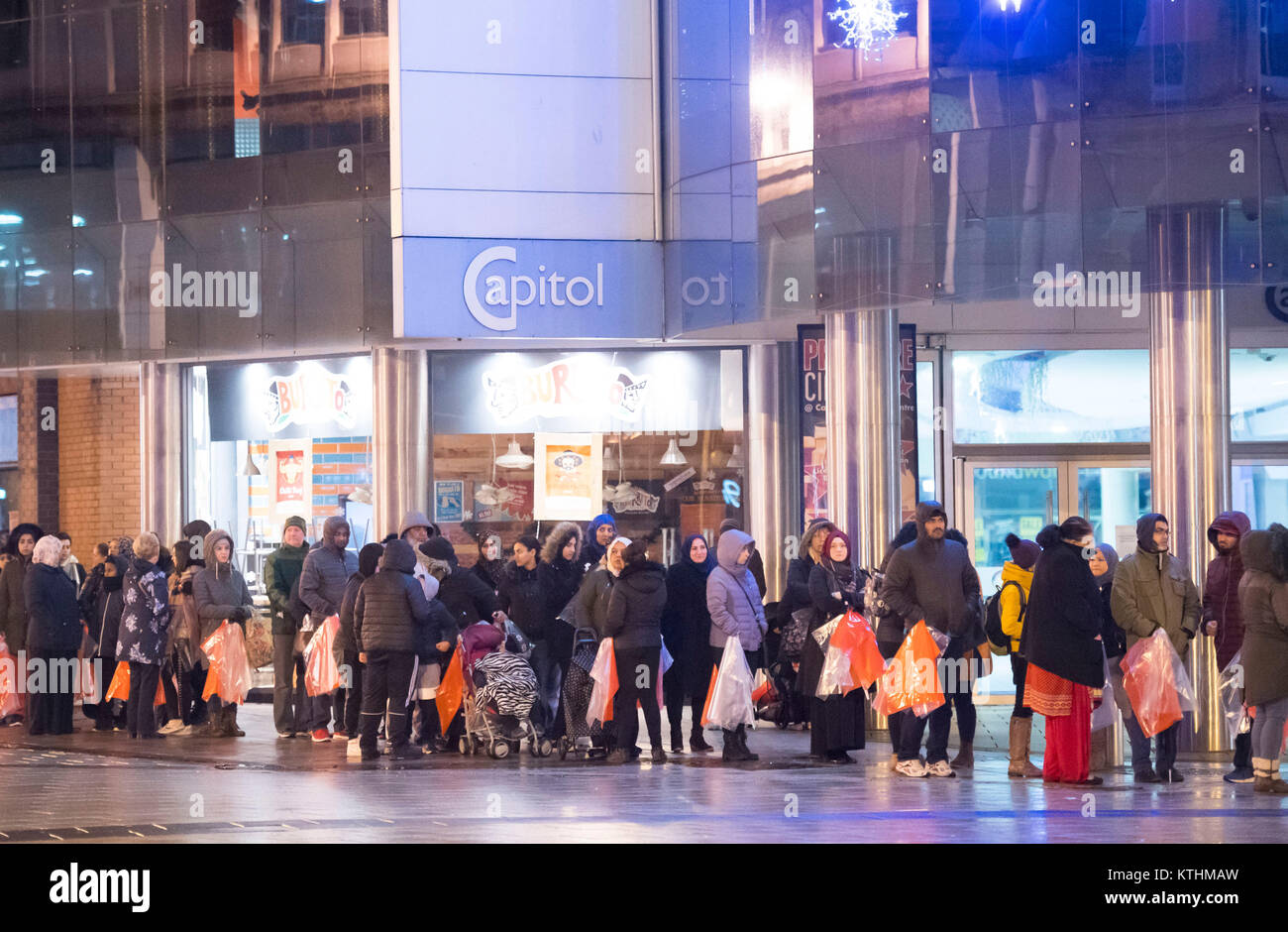 Gli amanti dello shopping al prossimo Boxing Day vendita al prossimo negozio su Queen Street a Cardiff, nel Galles. Gli amanti dello shopping in coda da 1am per la vendita con lo store apre le sue porte ai clienti alle 6 di questa mattina. Foto Stock