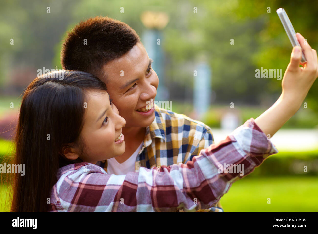 Felice giovane coppia asiatica all'aperto nel parco Foto Stock