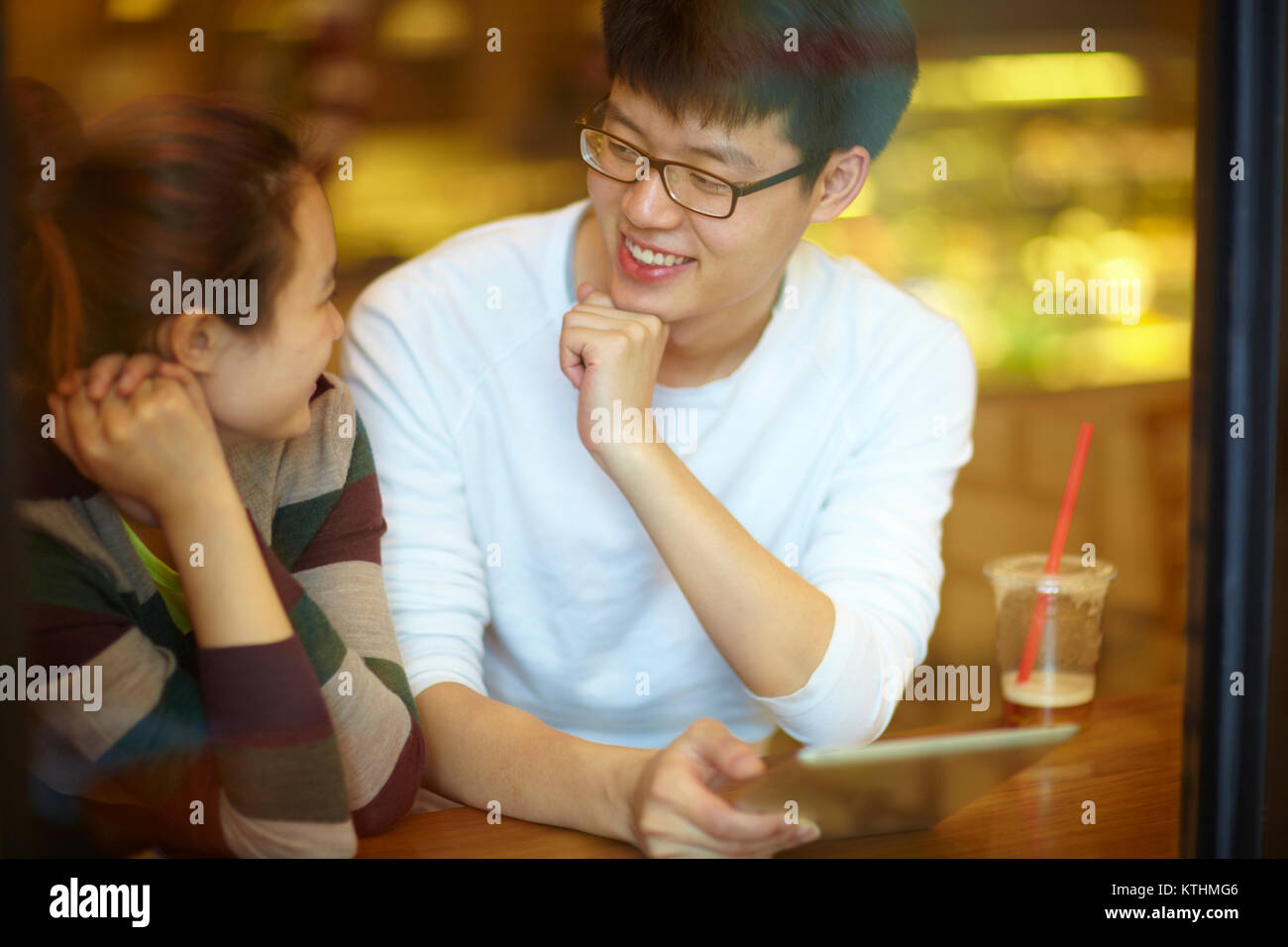 Felice giovane coppia asiatica in cafe Foto Stock