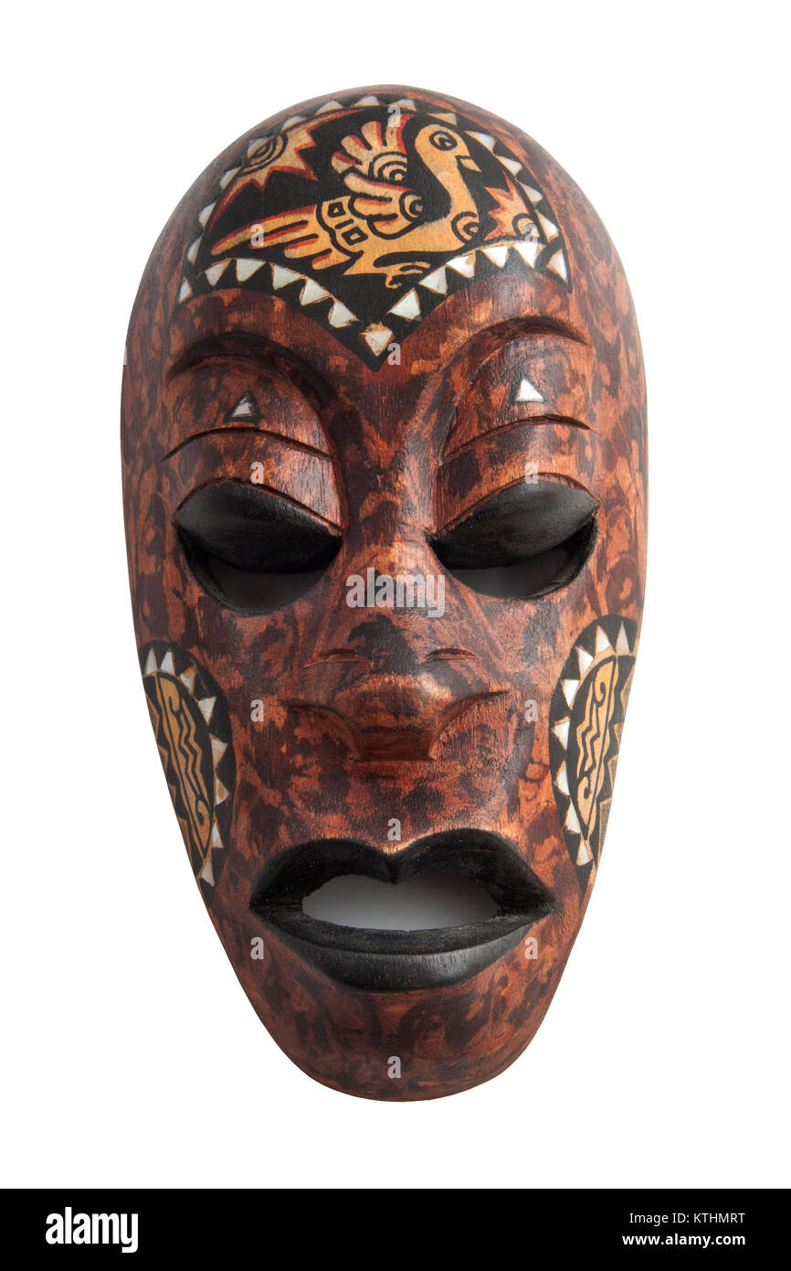 In legno pitturato maschera africana isolato su bianco Foto Stock