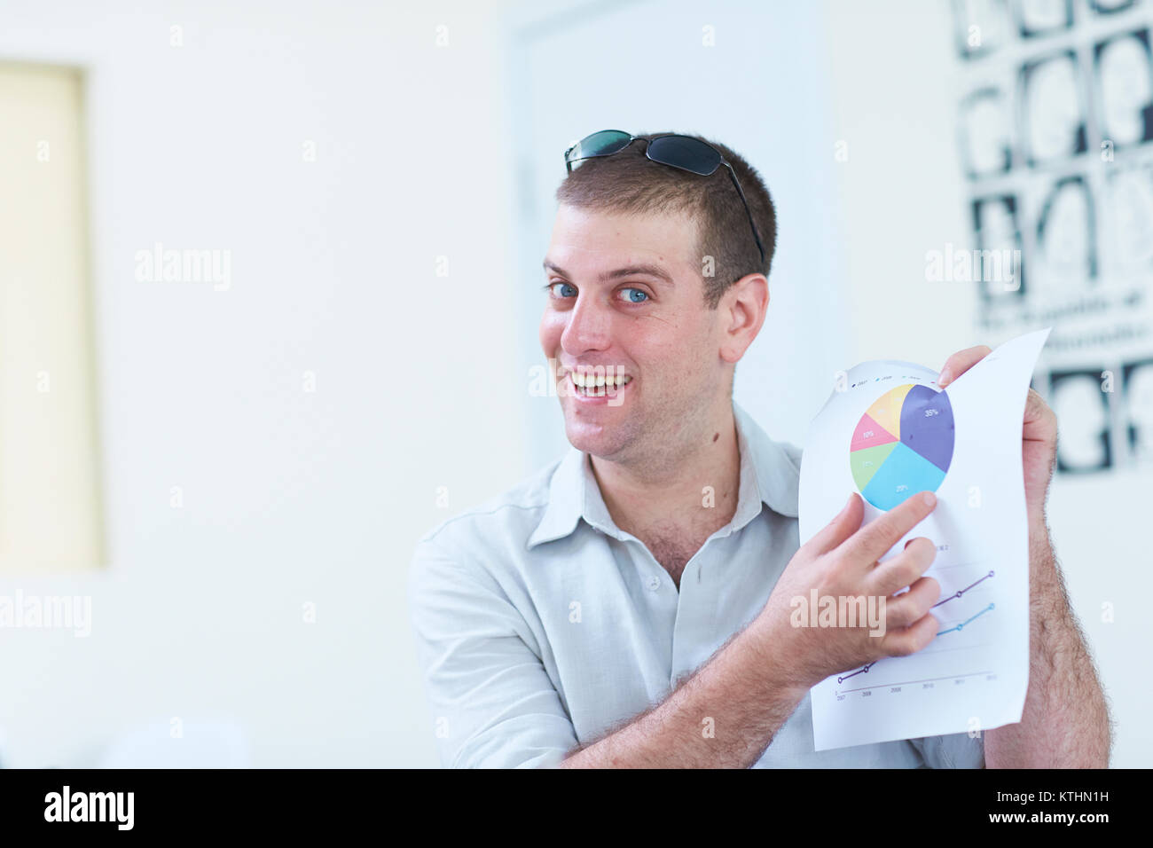 One happy businessman fotocamera mostrando un buon grafico Foto Stock