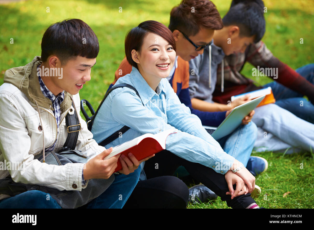 Un gruppo di studenti del college nel campus Foto Stock
