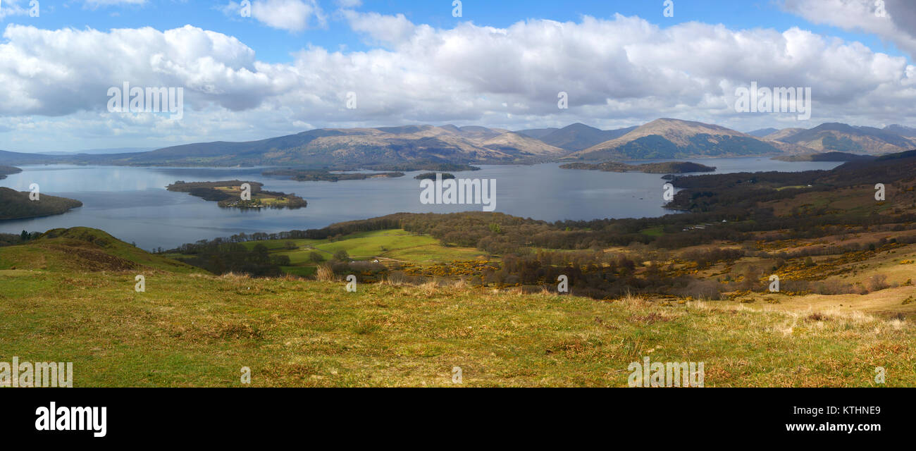 Vista panoramica del Loch Lomond dalla collina conica nel Trossachs National Park nelle Highlands Scozzesi. Foto Stock