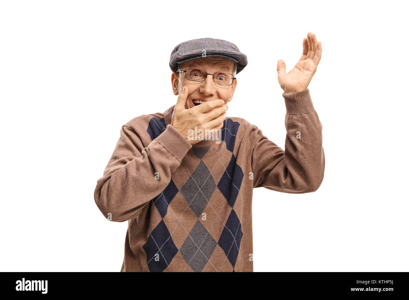 Senior tenendo la sua mano contro la bocca e ridendo isolati su sfondo bianco Foto Stock