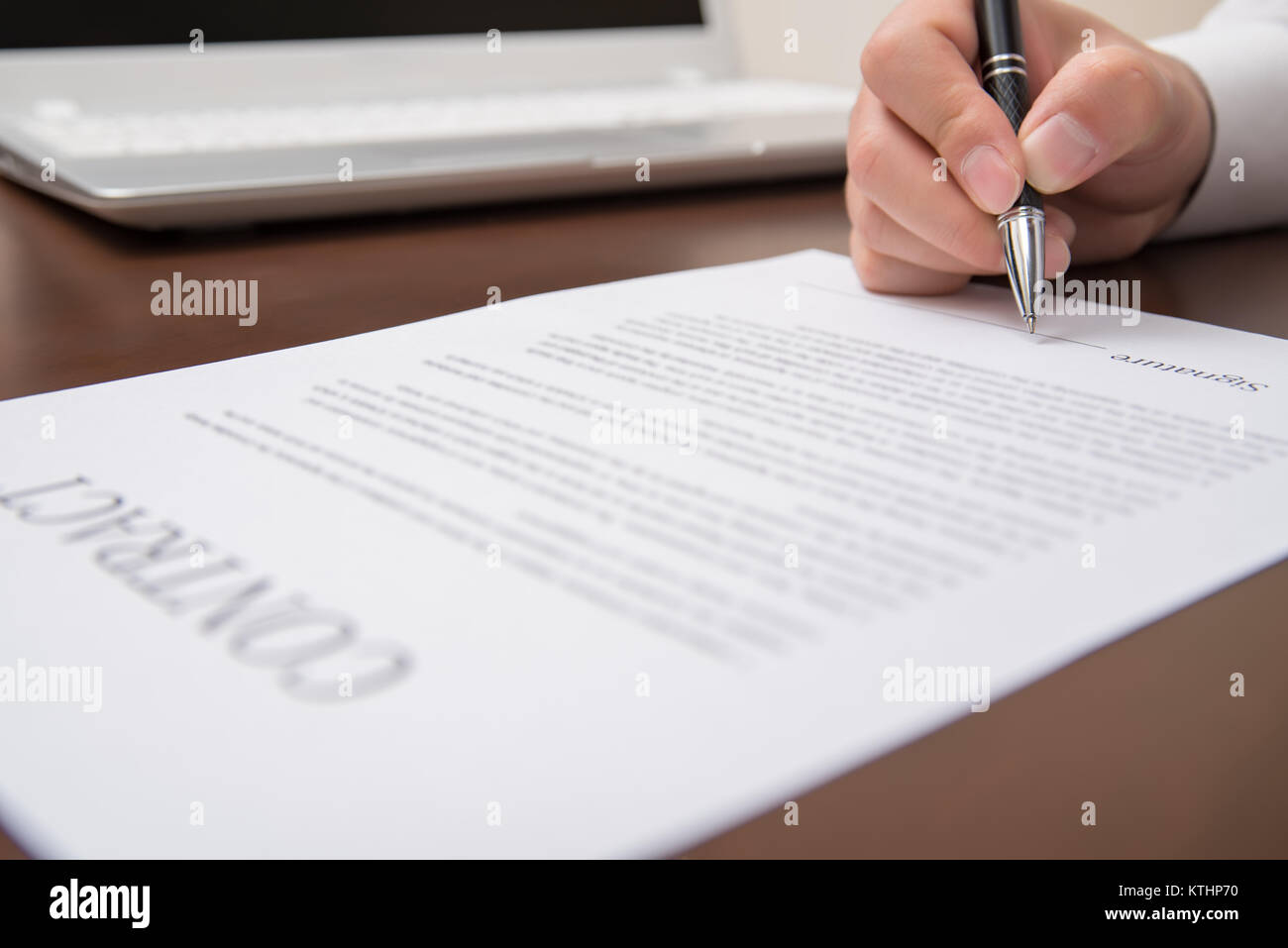 Un concetto di firmare un contratto di supporto della penna. Foto Stock