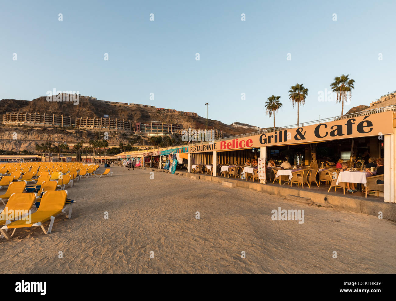 Amadores, Gran Canaria in Spagna - Dicembre 14, 2017: lettini, negozi e ristoranti sul popolare Spiaggia Amadores. Foto Stock