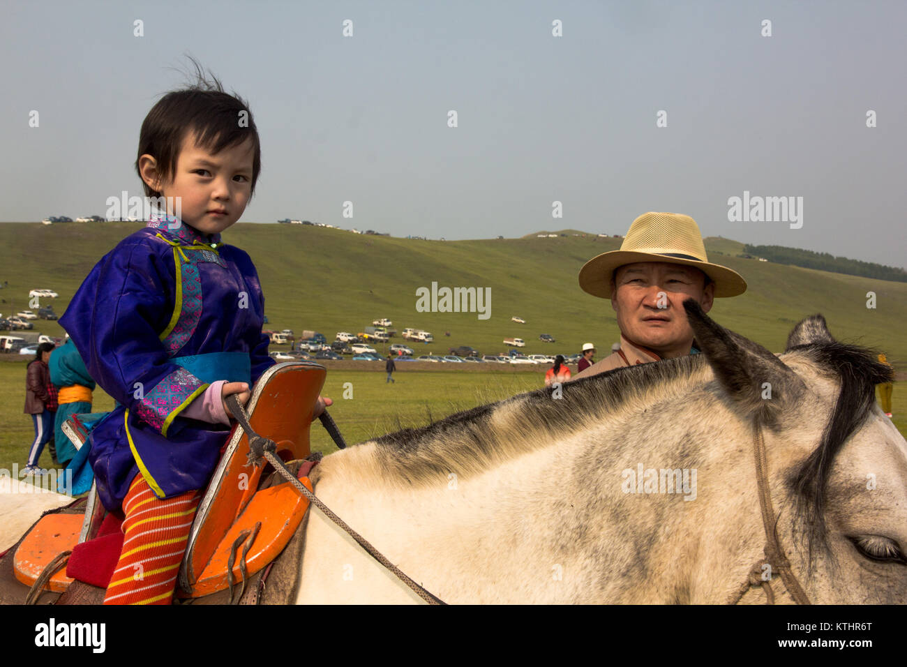 Il mongolo bambini corsa dei cavalli in quanto la loro molto bassa età significa 3 - 4 anni. Città Bulgan durante il Naadam festival. Foto Stock