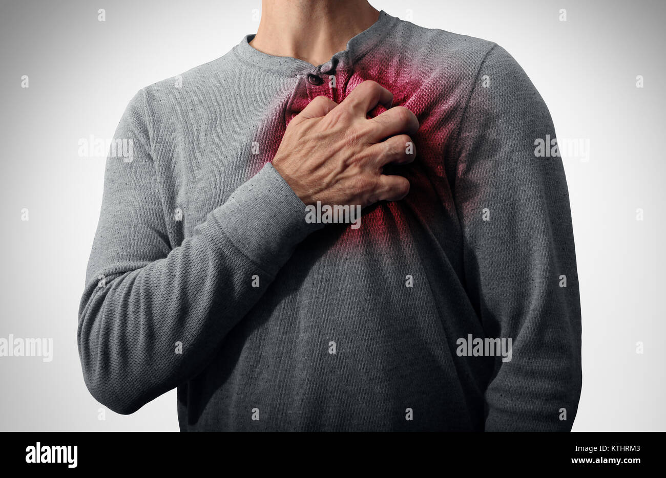 Attacco di cuore dolore malattia medica nozione come un uomo che soffre di una malattia cardiaca come un doloroso evento coronarico. Foto Stock