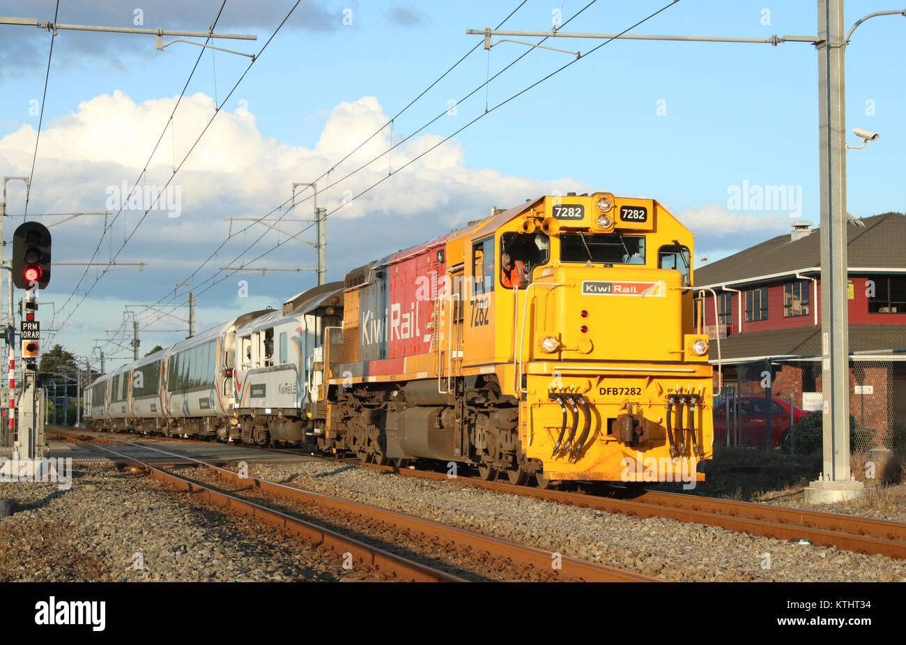 Diesel-elettrico loco presso la parte anteriore del Nord di Explorer in treno da Auckland e Wellington a Paraparaumu stazione sull Isola del nord principale linea trunk. Foto Stock